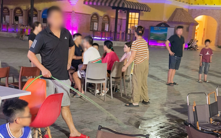 Rival stall owner sprays water at crowded neighboring stall in Vietnam tourist site 