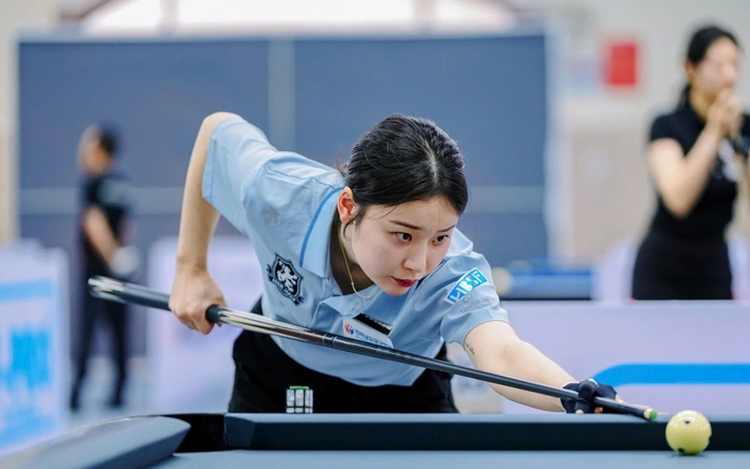 S.Korean female billiards player defeats male opponents in Vietnam