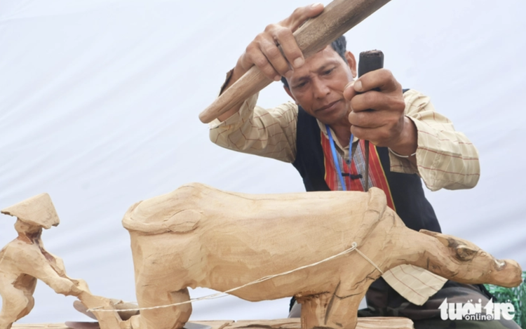 Bhnong ethnic artisans impress visitors at wood carving contest in Da Nang