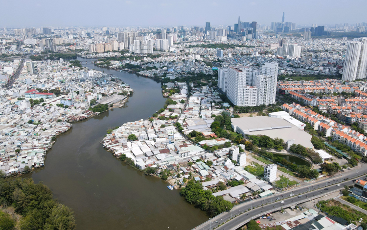Ho Chi Minh City to mark 515km of riverbanks for public park, road construction