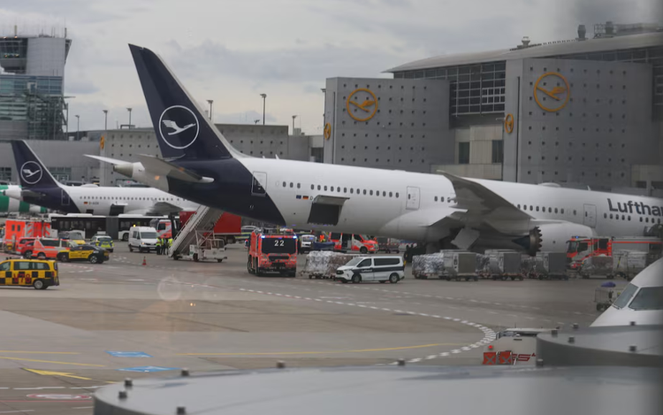 Several injured in Boeing 787 nose-gear collapse in Frankfurt
