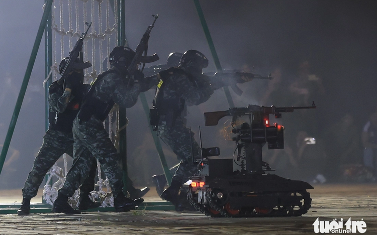 Vietnam’s armed robots, elite police showcase counterterrorism tactics during public security games 
