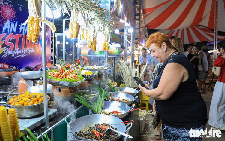 Local, int’l visitors explore over 100 food booths at Da Nang seaside festival
