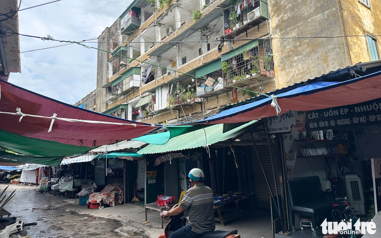 Residents live in fear as 50-year-old apartment complex falls into severe disrepair in Vietnam