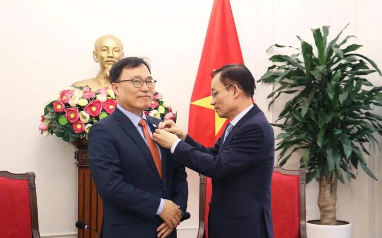 Outgoing South Korean ambassador honored for strengthening Vietnam ties