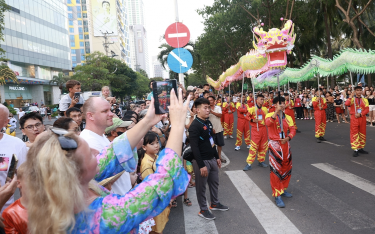 Carnival parade lights up Vietnam's Nha Trang, captivates foreign visitors