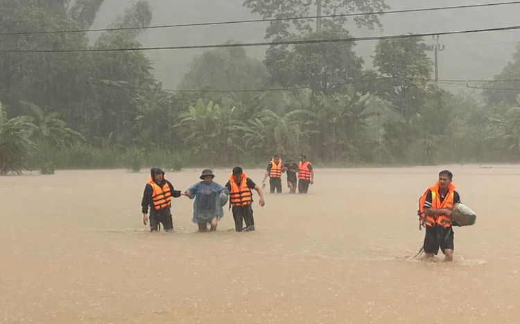 Villages submerged after heavy rains trigger flooding in northern Vietnam