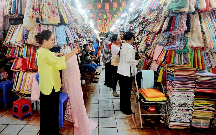 Foreign visitors flock to century-old Tan Dinh Market in Ho Chi Minh City for tailored ao dai, wooden clogs
