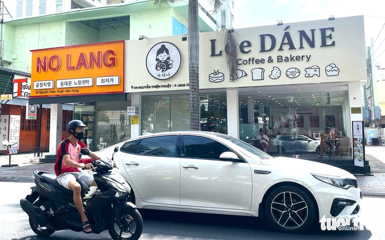 Vietnam’s Nha Trang tackles foreign-language-only shop signs