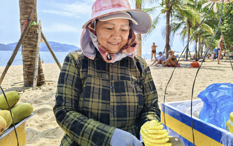 Vietnam’s Nha Trang reaffirms beach hawker ban after viral fruit seller’s goods seized
