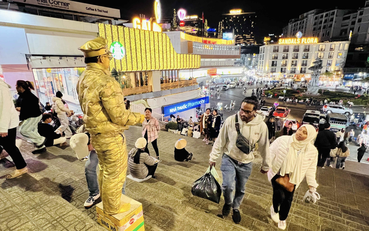 Living statues brave Da Lat’s cold nights to earn extra income
