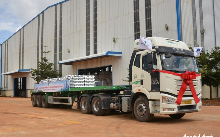 Vietnam's first aluminum ingots roll off production line after 11 years