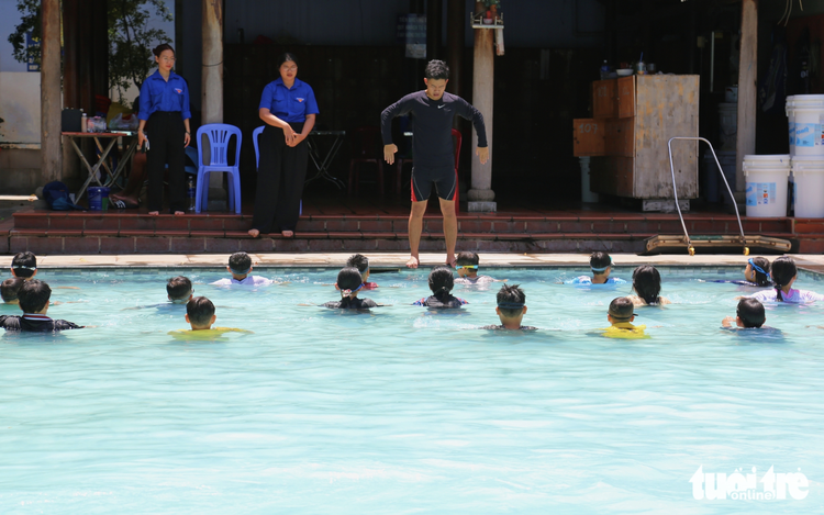 Free swimming classes in Ho Chi Minh City equip children with safety skills, ease parents’ worries