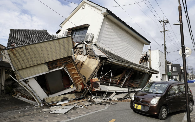 Japan quake toll rises to 13 as rescuers haul people from collapsed mall
