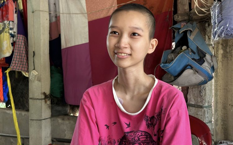 This Vietnamese teen keeps shining despite cancer battle