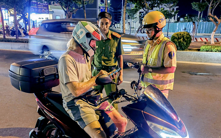 Lawyers highlight rules on renting motorcycles to foreigners after Vietnamese hotel receptionist charged
