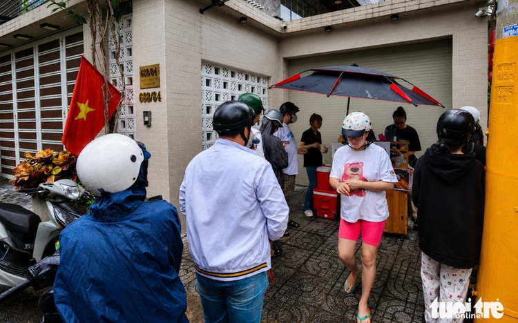 Young people queue in rain for viral Yunnan snow milk in Ho Chi Minh City