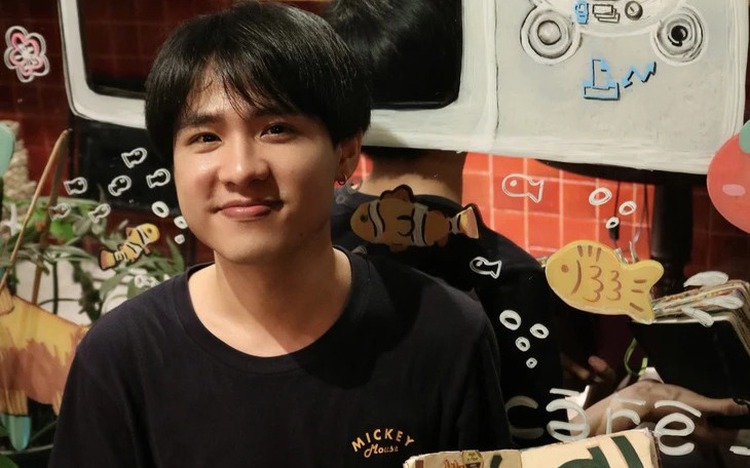 Young Vietnamese turn packaging waste into memory journals