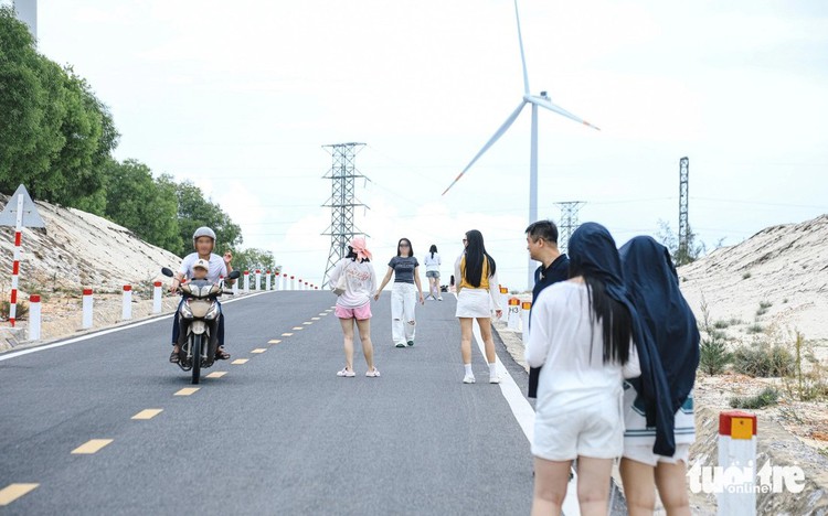Visitors flout road safety for photos near central Vietnam's wind farm