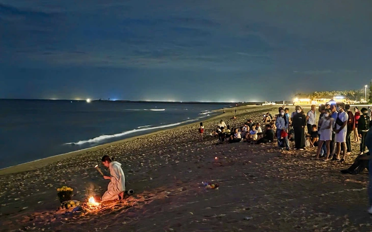 Locals join search for Chinese tourist swept out to sea off Vietnam coast