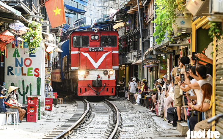 Hanoi’s trackside coffee street remains bustling after foreign tourist’s phone knocked away by train