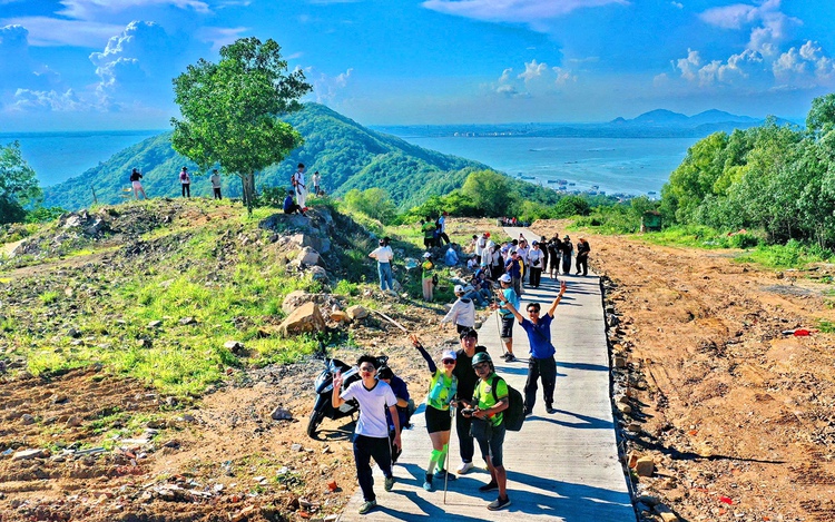 Firebreak on Vung Tau's Big Mountain becomes popular trekking trail