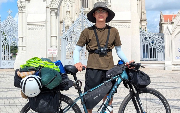 Vietnamese young man cycles 1,870km across country in 14 days to push his limits