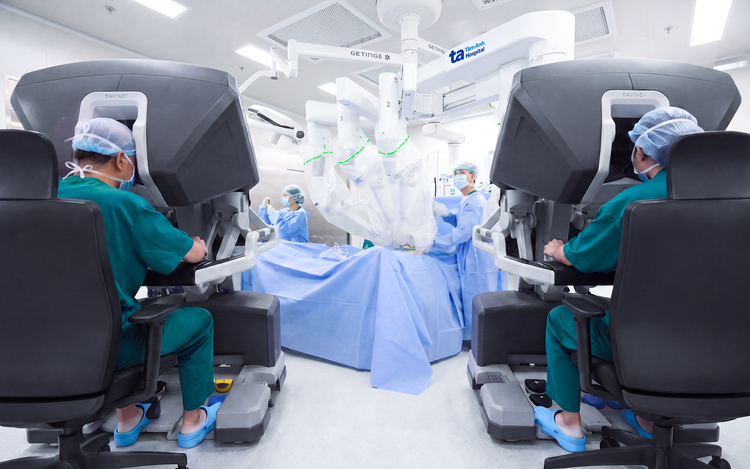 Vietnamese doctors perform country's first robotic cancer surgery using two US surgical robots