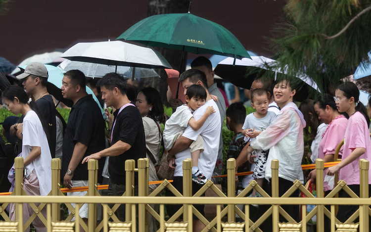 Typhoon Dolphin's remnants brings torrential rain to Beijing