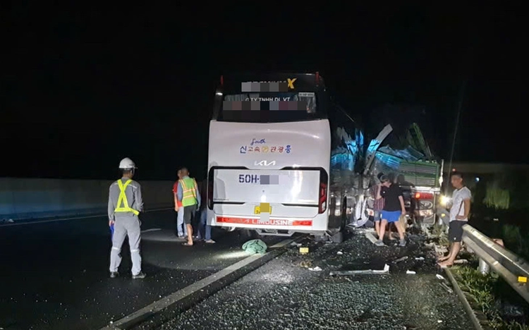 Russian tourist killed, another injured in coach-truck crash on Vietnam expressway