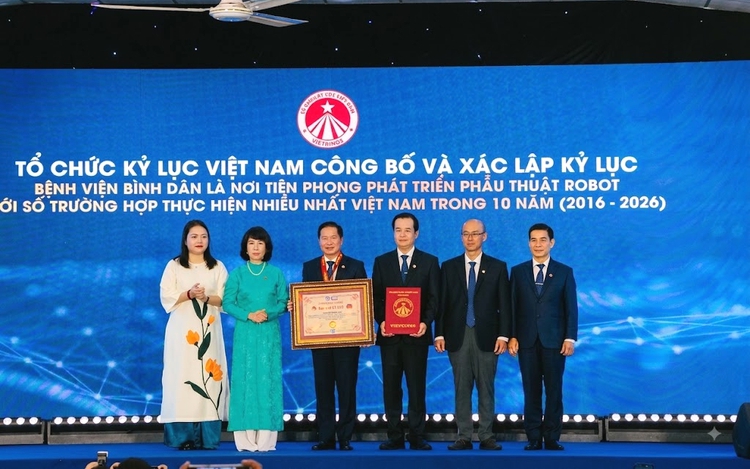 Vietnamese hospital sets national record with nearly 4,300 robot-assisted surgeries over 10 years