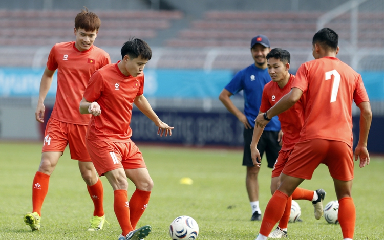 Vietnam battle Malaysia on outdated cow grass pitch in ASEAN Cup semifinal 