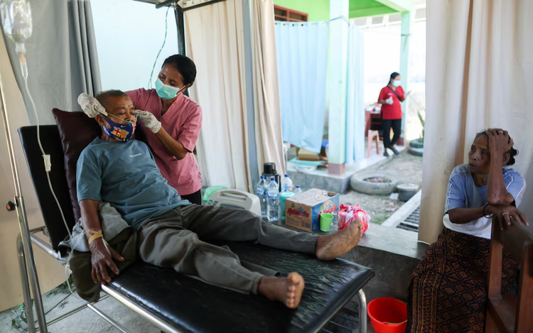 Thousands evacuate after Indonesia quake kills 53, aftershocks hamper rescue efforts