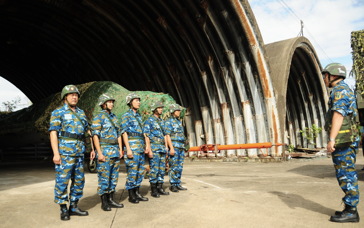 Air defense-air force units hold major exercise in central Vietnam