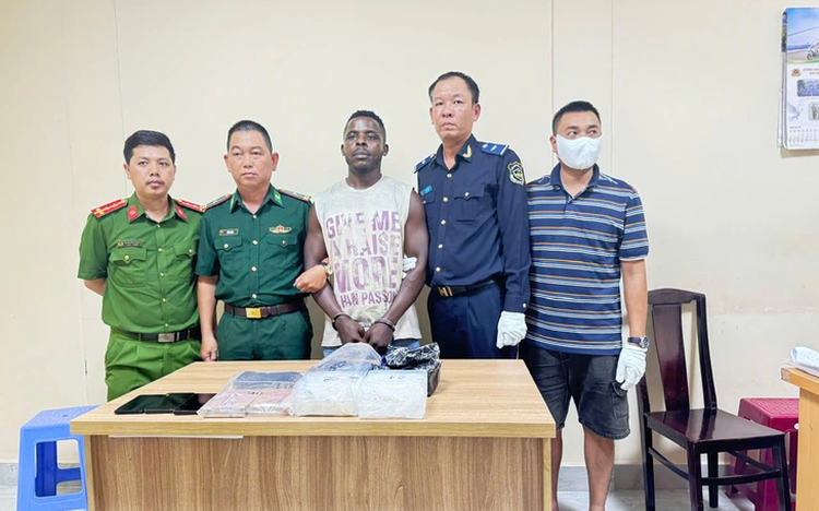 Nigerian arrested in Vietnam with 2kg of meth, 2 heroin bricks