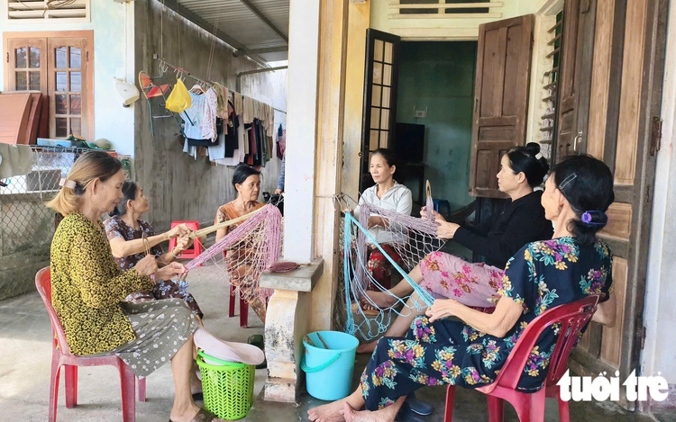 Elderly women keep nearly century-old hammock weaving craft alive in central Vietnam