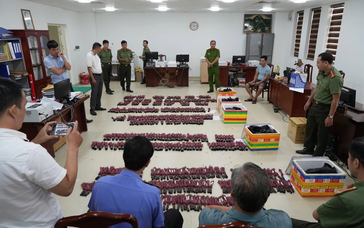 Hue police bust ring smuggling 9,300 electric detonators from Laos into Vietnam