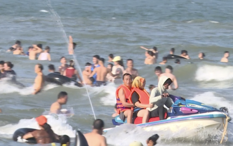 Illegal jet skis return despite ban at beach in Vietnam