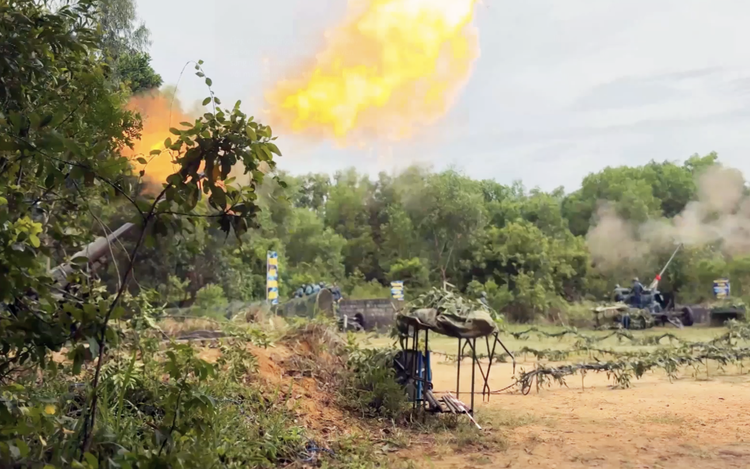 Air defense forces open fire on aerial targets during central Vietnam exercise
