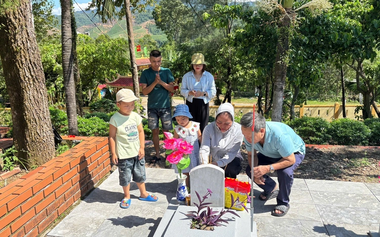 Online photo leads Vietnamese family to martyr's remains after 53-year search