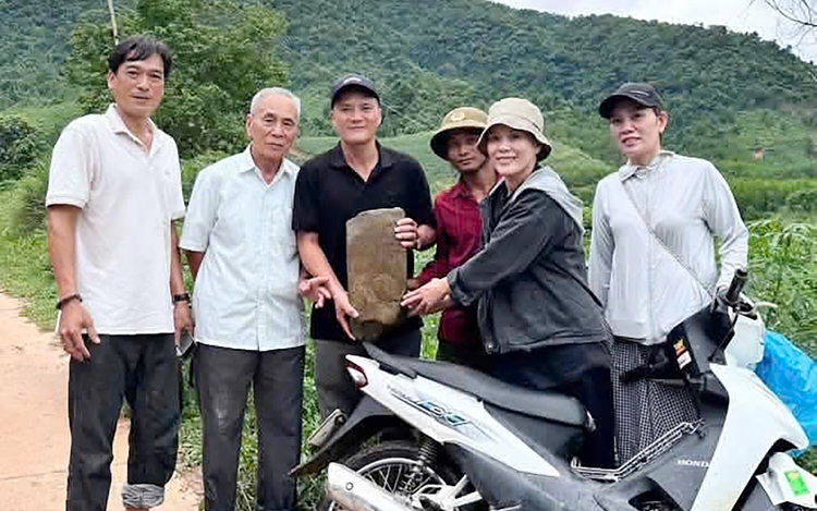 Locals trek 10 hours through forest to return Vietnamese martyr's grave marker to family after 60 years