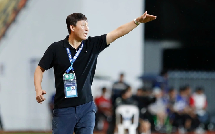Coach Kim Sang Sik sets record for most wins over Thailand with Vietnam