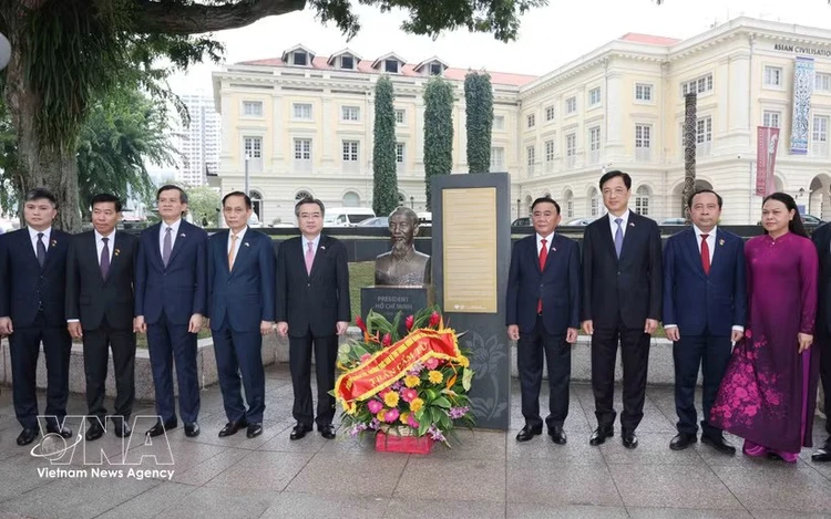 Key Vietnamese leader pays tribute to President Ho Chi Minh in Singapore