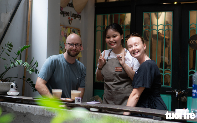 Hanoi Old Quarter café draws Western tourists with maze-like entrance