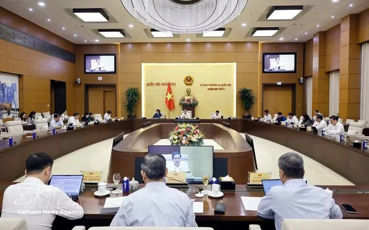 Vietnam's lawmakers debate bill to support SME development