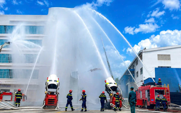 Nearly 3,500 join major fire drill at factory in Ho Chi Minh City