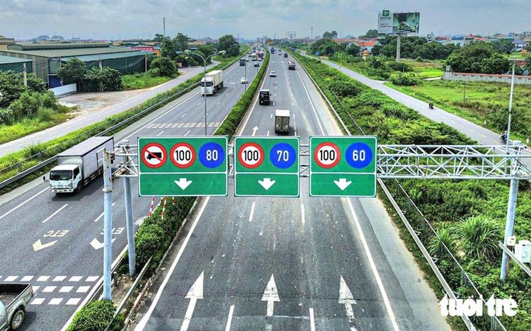 Drivers torn between safety and 'cut-in' fears as Vietnam cracks down on expressway tailgating