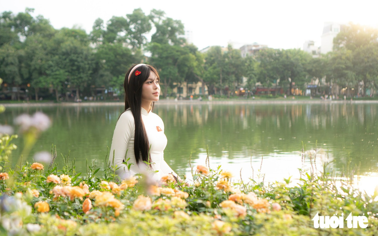 Matcha-green hydrangea path draws crowds at Hanoi’s Hoan Kiem Lake