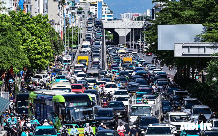 People flock to bus stations as National Day holiday gets under way