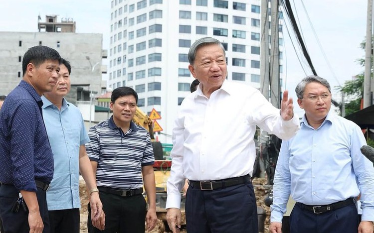 Vietnam's top leader inspects key transport, education infrastructure projects in Hanoi